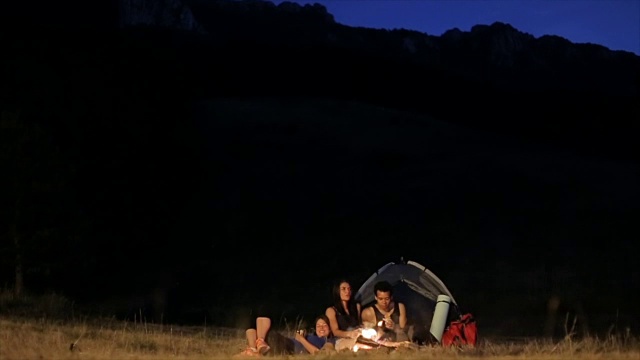 夜晚在大自然中露营视频素材