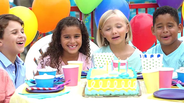 多民族的孩子在生日派对上玩得很开心视频素材