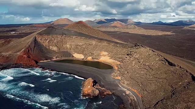 El Golfo火山湖鸟瞰图，兰萨罗特，加那利群岛，西班牙视频下载