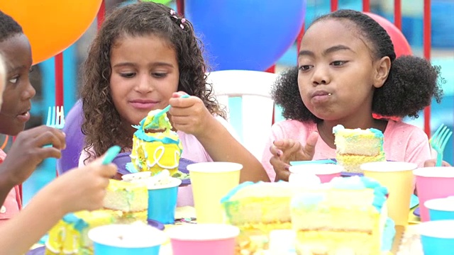 一群孩子在生日聚会上吃蛋糕视频素材