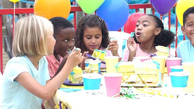 一群孩子在生日聚会上吃蛋糕视频下载