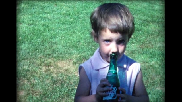 1961年的女孩喝着加拿大的干瓶酒视频下载