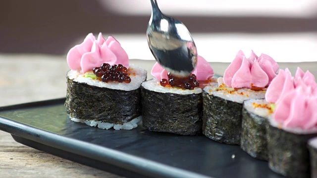 鱼子酱寿司卷。视频素材