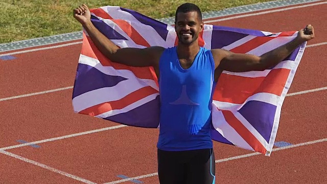 快乐的运动员手中拿着他的国家的旗帜，英国为胜利者感到骄傲视频下载