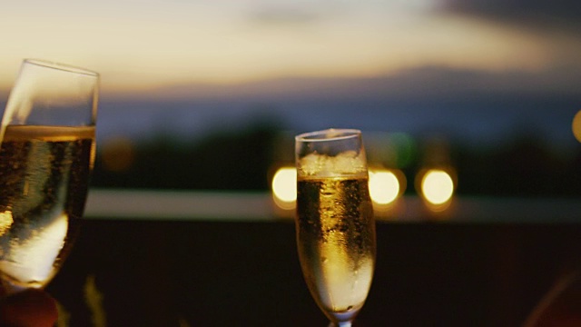 日落时分喝香槟的夫妇视频下载