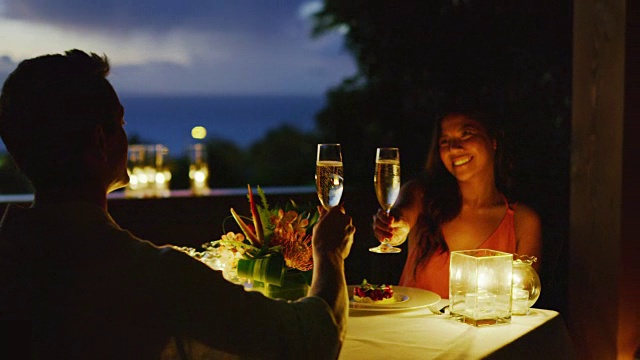 情侣享受浪漫晚餐视频素材