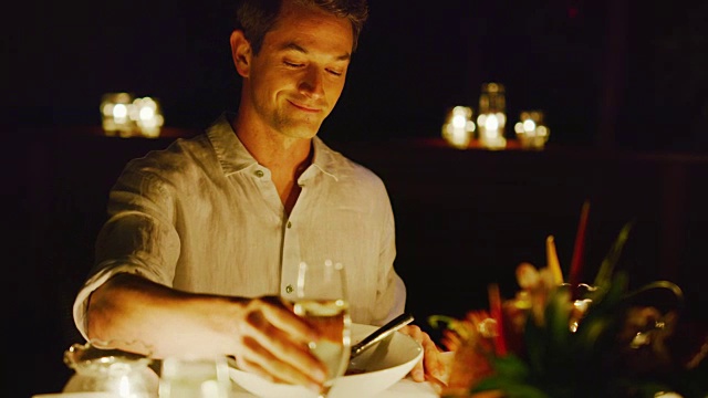 情侣享受浪漫晚餐视频素材