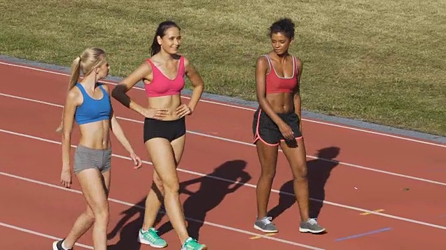 多种族的朋友穿着运动服在跑道上散步锻炼后，运动视频素材