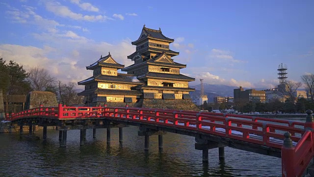 松本城堡有著名的红色木桥标志视频下载