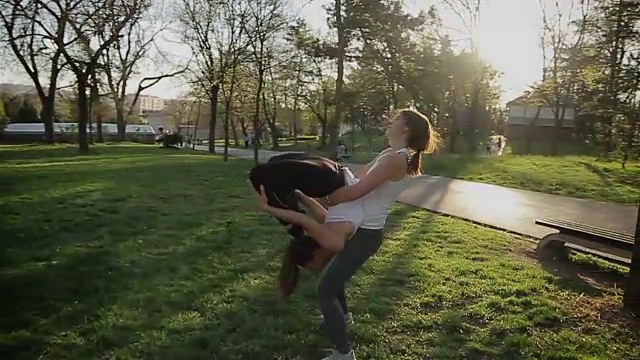 两个年轻迷人的女人在户外练习瑜伽视频素材