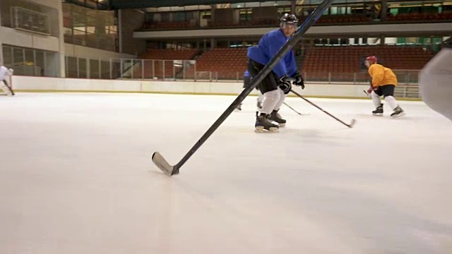 冰球运动员在冰球场比赛中动作的慢镜头。视频下载