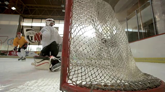 冰上曲棍球比赛中得分的慢动作。视频素材