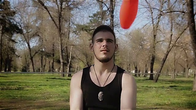 一个男人在玩球瓶，靠近点视频素材