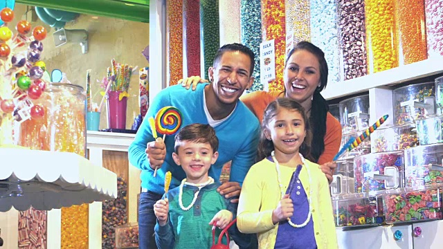 一家人带着两个孩子兴奋地去糖果店视频下载