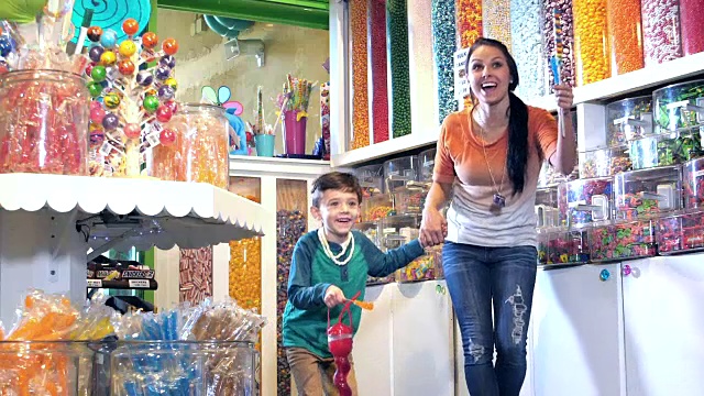 一家人带着两个孩子兴奋地去糖果店视频下载