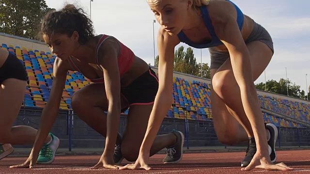 三位混血女子在赛前站在起跑线上，动作缓慢视频素材