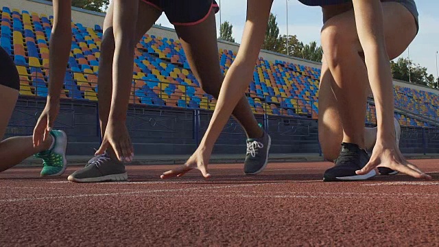 特写的年轻女运动员准备跑在起跑线，慢动作视频素材