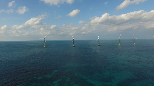 韩国济州岛的海上风力涡轮机视频素材