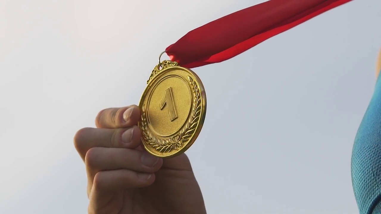 女子体操展示金牌，职业运动员赢得比赛视频素材