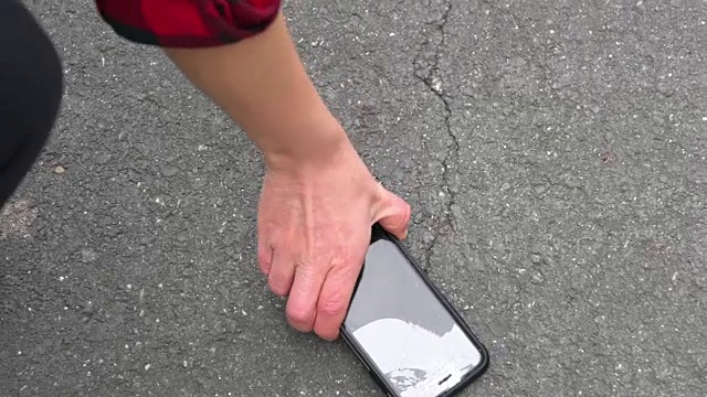 一个女人手里的破手机视频素材