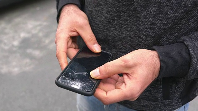 手持手机与破碎的屏幕视频下载