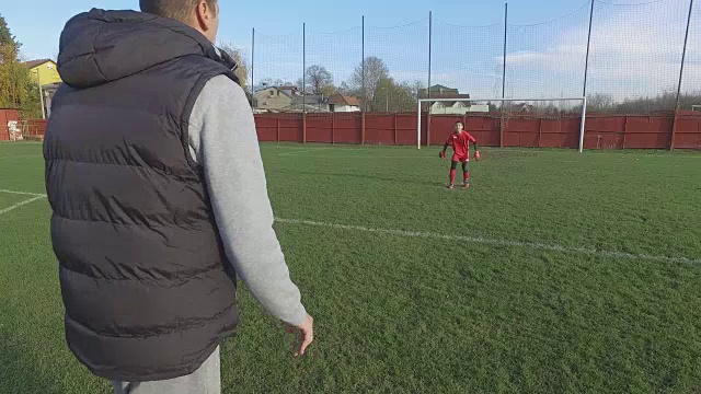 个人的守门员教练视频素材