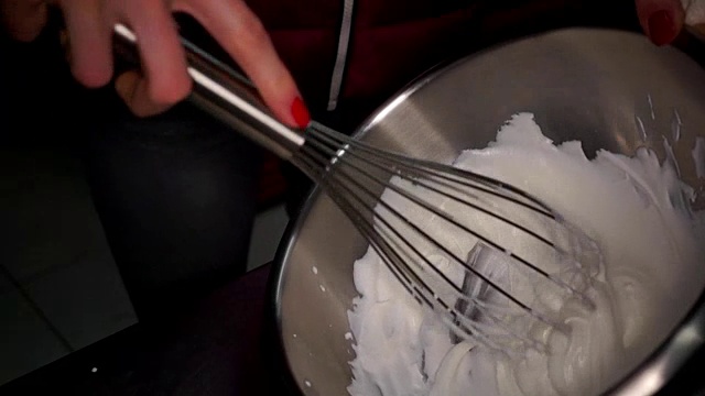 女厨师正在做鲜奶油视频下载