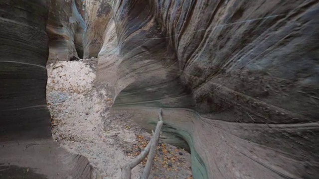 相机运动沿干河峡谷高平滑和波浪形的岩石峡谷4K视频素材