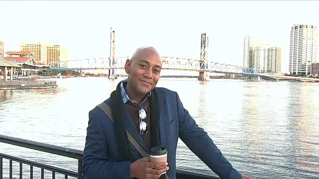 成熟的非裔美国人站在海滨视频素材