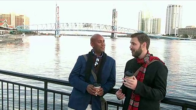 两个男人站在城市海滨聊天视频素材
