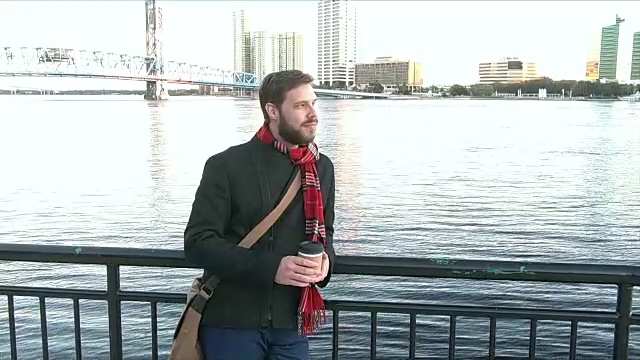 年轻人站在城市海滨视频素材