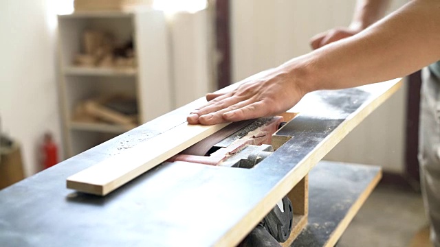 男木匠打磨长木板。视频素材
