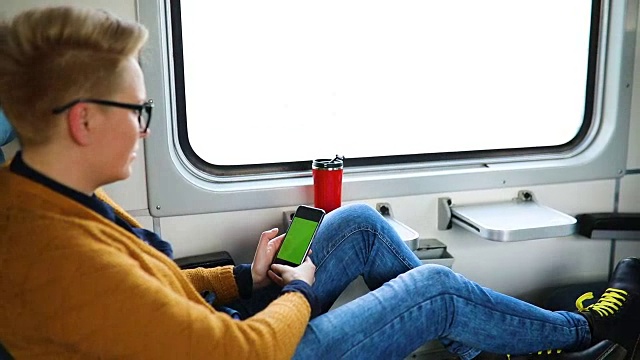 女人在火车上用手机视频素材