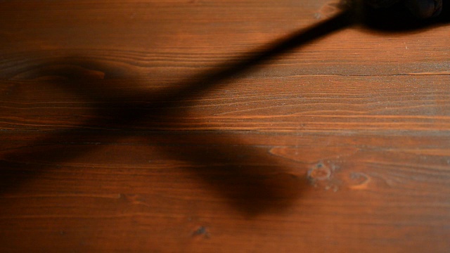 十字架的影子放在桌子上，架焦点视频下载