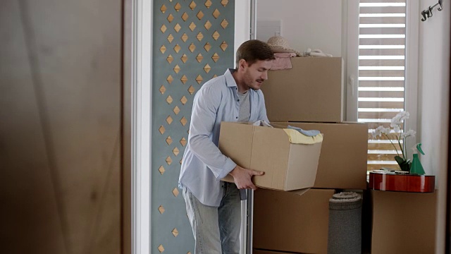 一个男人正在搬进他的新房子视频素材
