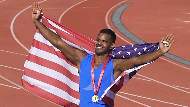 美国运动员在国际比赛中获得第一名，是国家的骄傲视频下载