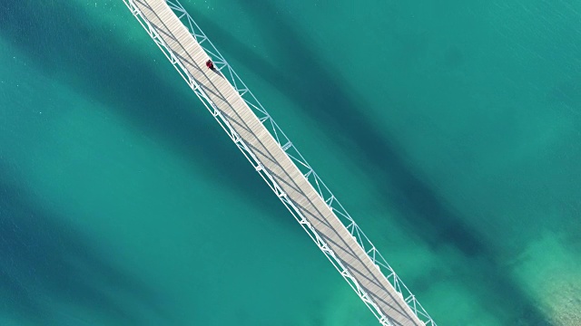 鸟瞰图:特卡波湖的白色桥视频下载