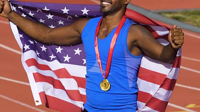 运动员骄傲地展示他的国家国旗和光荣的金牌在胸前视频下载