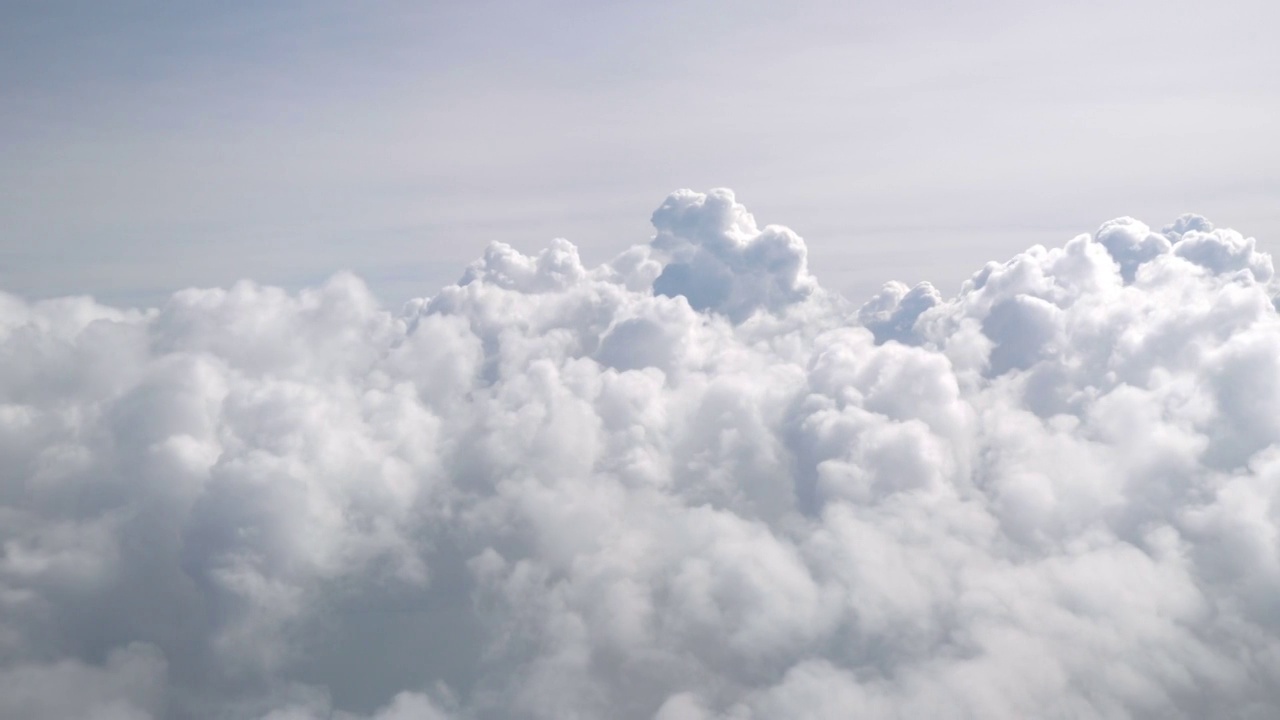 在云层中飞行4K视频下载