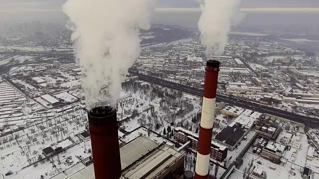 燃煤电厂从烟囱排放二氧化碳污染视频素材