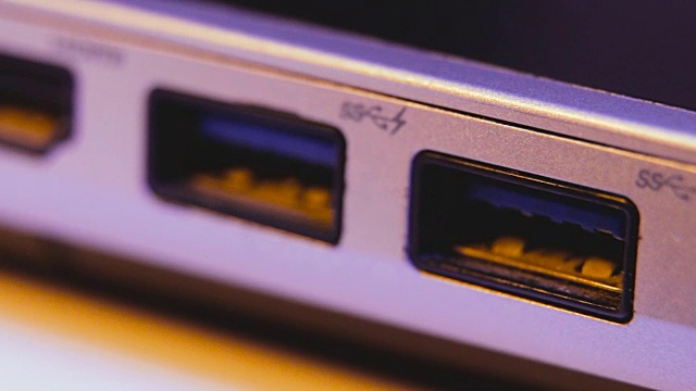 HDMI和USB端口在笔记本电脑的特写视频素材