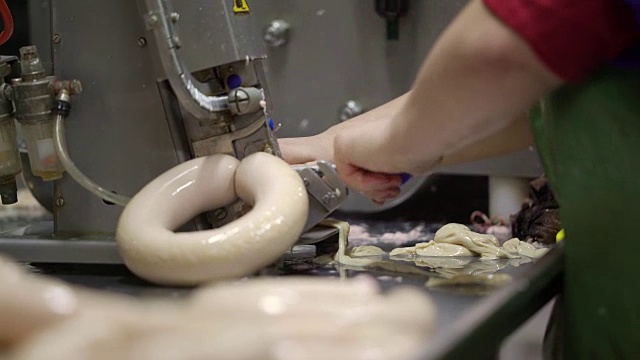 肉类和香肠加工厂的工业香肠生产过程视频下载