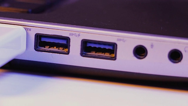 特写的HDMI电缆插头插入端口在一边的笔记本电脑视频素材