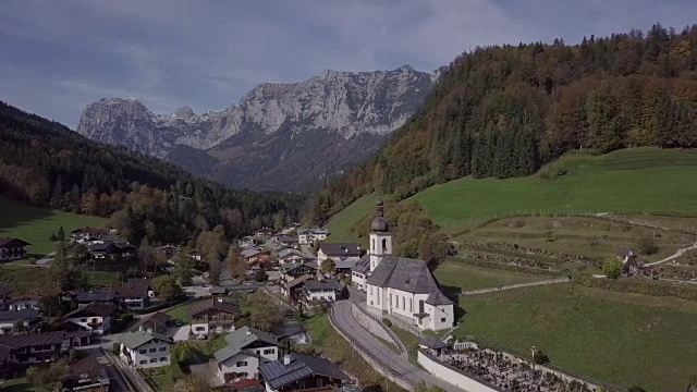 德国巴伐利亚阿尔卑斯山脉，拉姆绍，贝希特斯加登，著名的圣塞巴斯蒂安教区教堂。原始的原始日志格式。视频素材