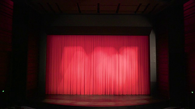 幕布落下，男人站在舞台中央。视频素材