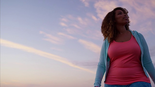 非裔美国女性在海边做温和的运动视频素材