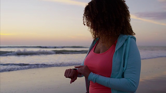 民族女性在海洋边散步锻炼视频素材