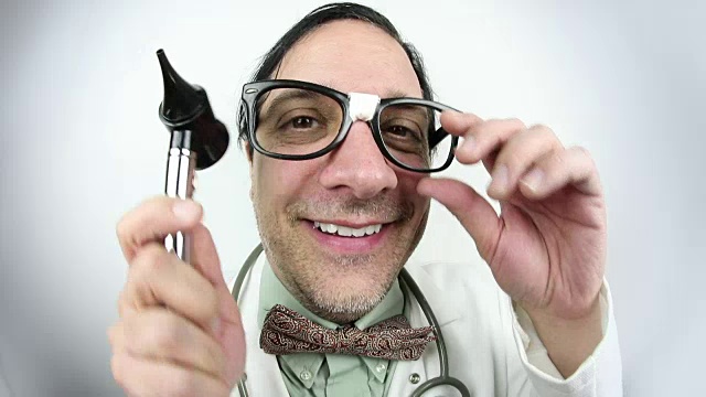 鱼眼医生与耳镜视频素材