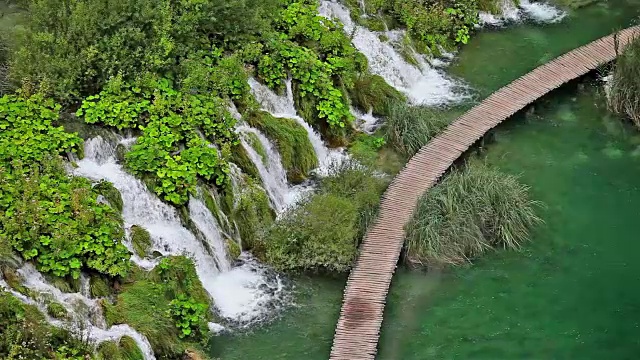 Plitvice湖上的瀑布和小路视频素材