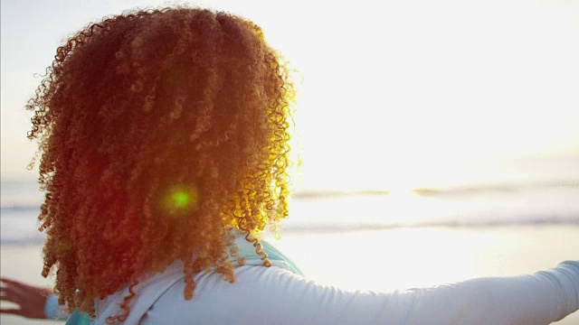 非裔美国女性在海滩上做温和的活动视频素材